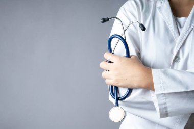 Doktor steteskop tutuyor, sağlık hizmeti kavramı