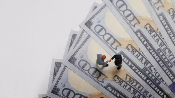 Miniaturní Lidé Třesoucí Rukou Dolarové Bankovce Obchodní Koncept — Stock fotografie