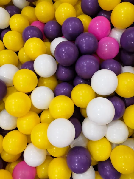 ゲーム部屋のプールで色のプラスチック ボール。楽しさと色のプラスチック ボールでジャンプのためスイミング プール — ストック写真