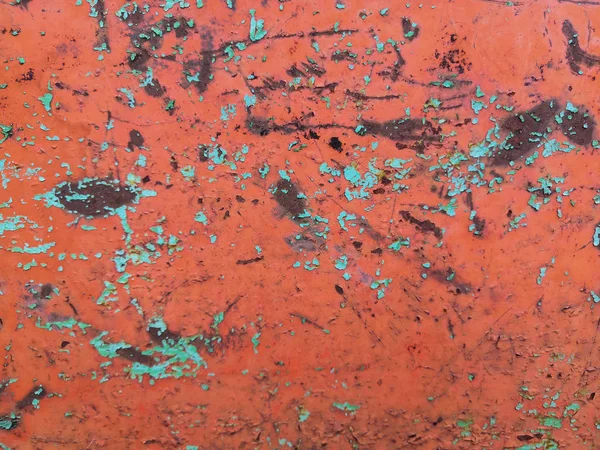 Vieux fond vintage grunge : surface métallique rouillée avec écaillage de peinture rouge et texture fissurante — Photo