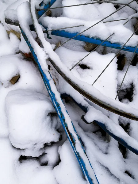 Altes blaues Fahrrad mit weißem und kaltem Schnee bedeckt. altes Fahrrad mit Schnee bedeckt. — Stockfoto