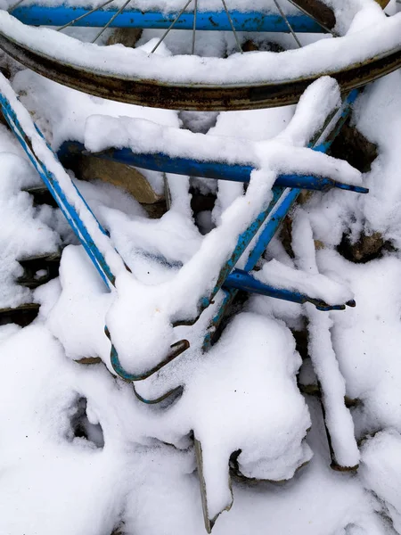 Altes blaues Fahrrad mit weißem und kaltem Schnee bedeckt. altes Fahrrad mit Schnee bedeckt. — Stockfoto