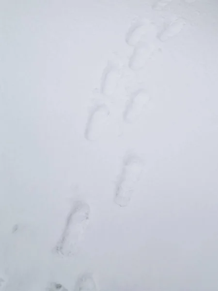 Gyermek lábnyomok a hóban háttér természet — Stock Fotó