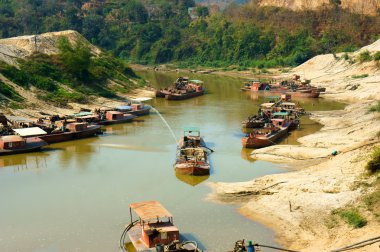tekne expoit kum Nehri üzerinde