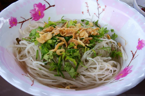 Wietnamski street food, zupa z makaronem — Zdjęcie stockowe