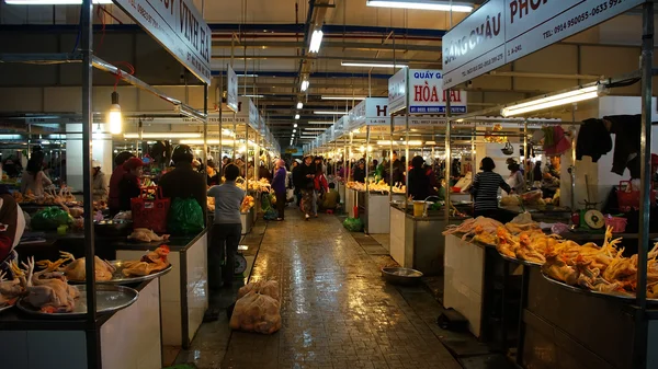 Loja de frango no mercado de agricultores Dalat — Fotografia de Stock