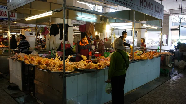 Csirke tárolja a Dalat mezőgazdasági termelő piaci — Stock Fotó