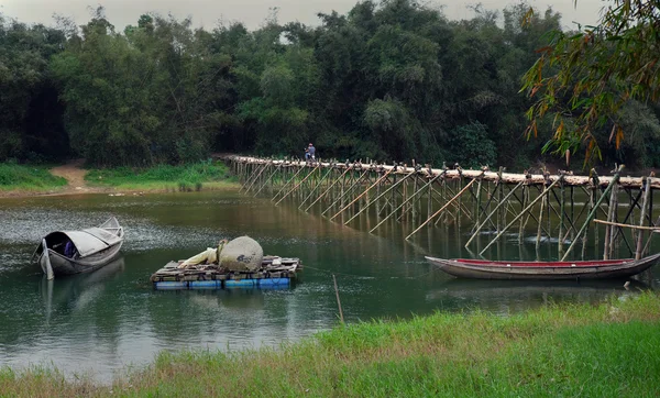 Campagna vietnamita, ponte di bambù attraversare il fiume — Foto Stock