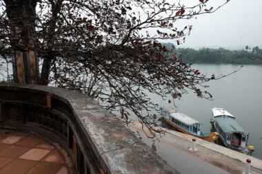 Huong nehir Thien Mu pagoda görünümünden