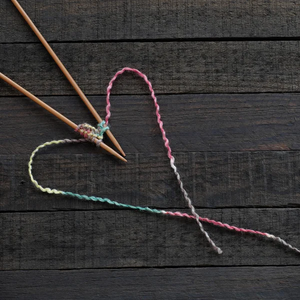 ニットのバック グラウンド、編む針と糸 — ストック写真