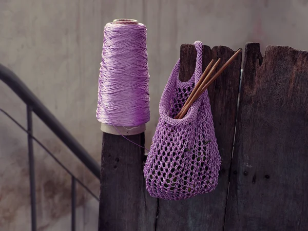 Handgestrickte Handtasche aus Garn — Stockfoto