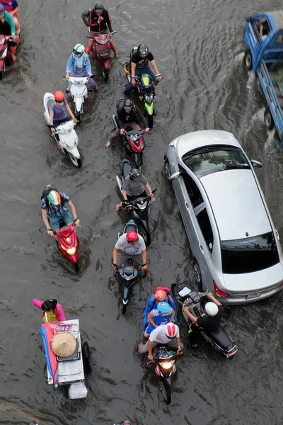 Verschrikkelijk overstroomde straat in Ho Chi Minh city — Stockfoto