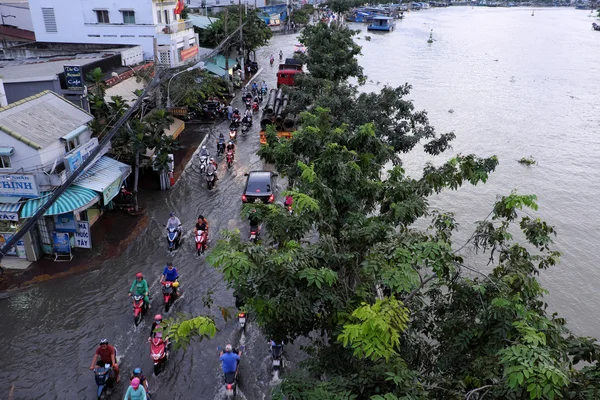 Verschrikkelijk overstroomde straat in Ho Chi Minh city — Stockfoto