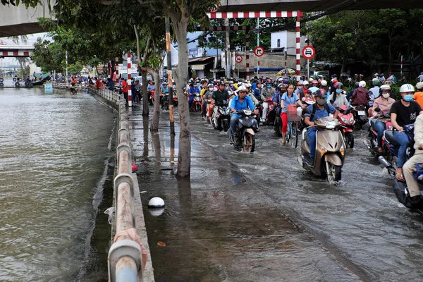 Schreckliche überflutete Straße in der Stadt Ho Chi Minh — Stockfoto