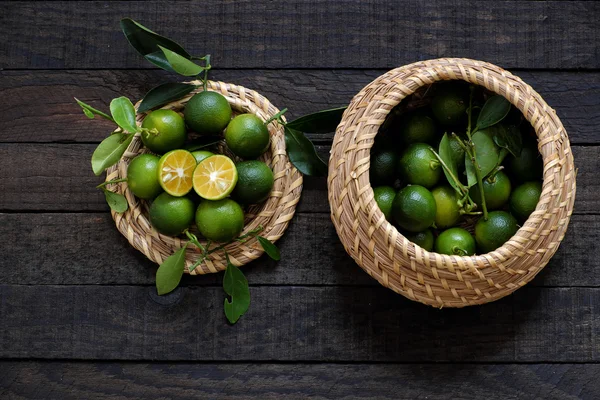 Grön Kumquat frukten på trä bakgrund — Stockfoto