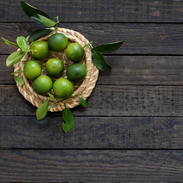 Fruta verde Kumquat sobre fondo de madera — Foto de Stock