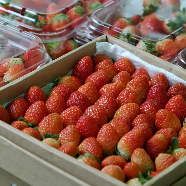 Czerwone truskawki w Wietnamie marketplace — Zdjęcie stockowe