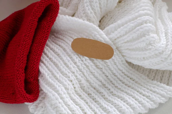 Bufanda blanca de punto, sombrero rojo caliente en día frío —  Fotos de Stock