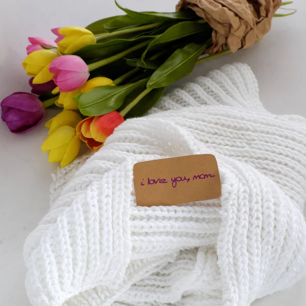 白いスカーフと母日チューリップ花束 — ストック写真