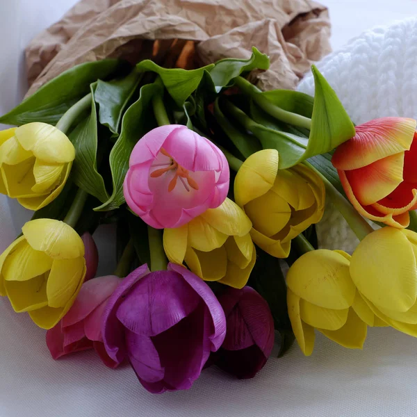 Vit halsduk och tulip blombukett för mors dag — Stockfoto