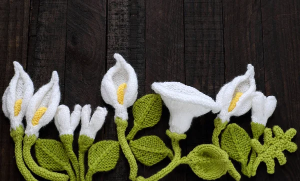 针织的绿叶和白色的花背景 — 图库照片