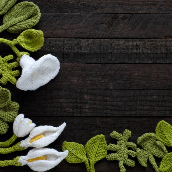 Foglia verde lavorato a maglia e sfondo fiore bianco — Foto Stock