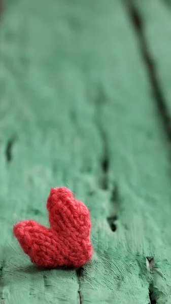 Alla hjärtans bakgrunden, rött hjärta på grönt trä — Stockfoto