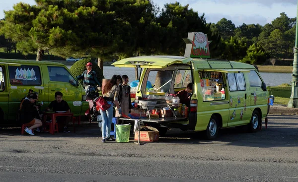 Vietnamese vendor sell street food by car — Stock Photo, Image