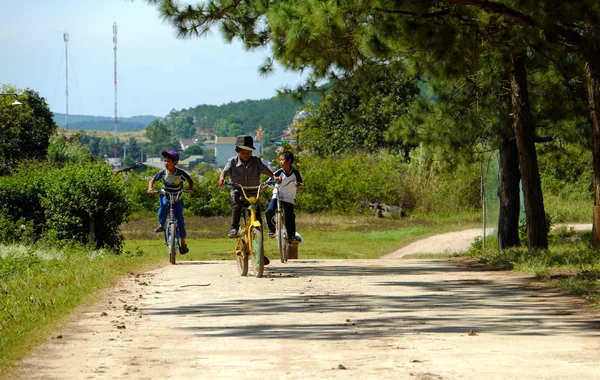 Vietnamlı çocuklar ülke yolunda bisiklete biniyor