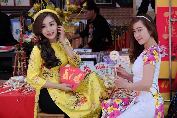 Bela menina vietnamita com vestido tradicional, ao dai — Fotografia de Stock