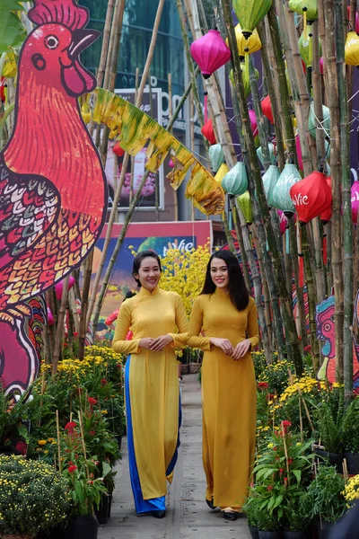 Bela menina vietnamita com vestido tradicional, ao dai — Fotografia de Stock