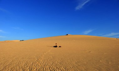 Yaz tatil gezisi, kum tepe üzerinde rahatlatıcı kadın