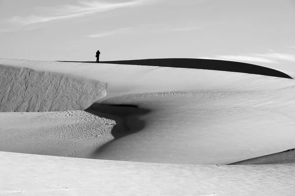 人生は旅、砂の丘の上の孤独な男 — ストック写真