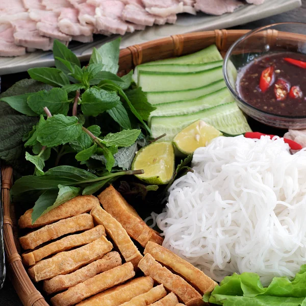 Comida vietnamita, bun dau mam tom — Fotografia de Stock