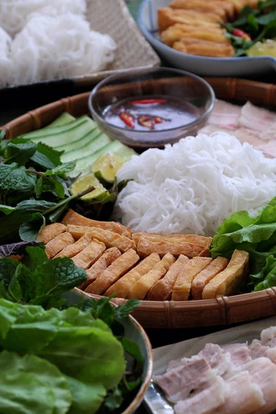 Vietnamese food, bun dau mam tom — Stock fotografie