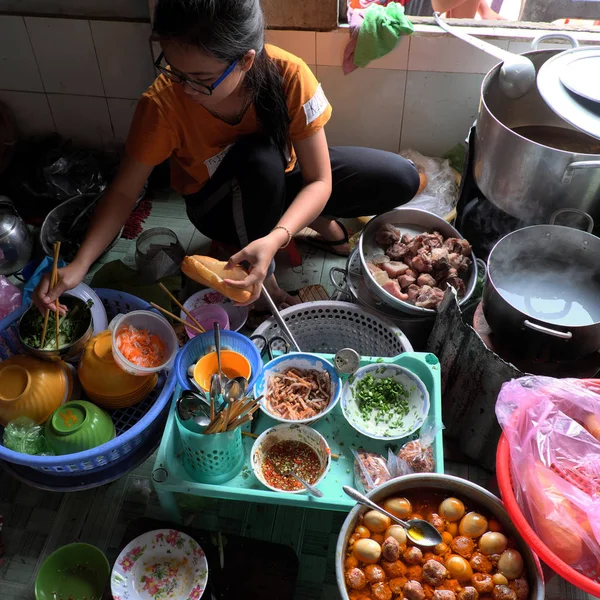 Ristorante vietnamita, spaghetti di riso e banh mi — Foto Stock