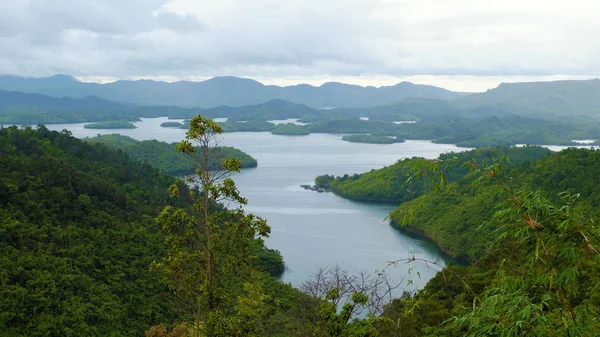 Écosystème avec lac forêt verte sur la chaîne de montagne — Photo