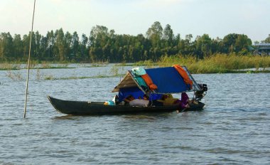 Zavallı Vietnamca aile küçük tekne üzerinde yatıyordu