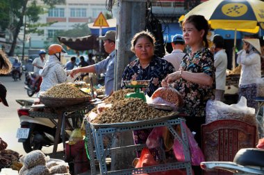 Vietnamca sokak satıcı Satıyoruz fıstık 