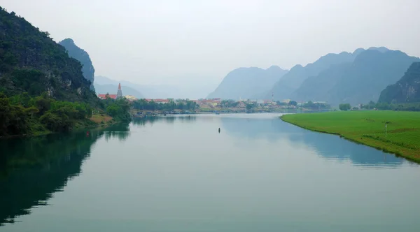 Дивовижні природні пейзажі на Куанг Binh, В'єтнаму — стокове фото