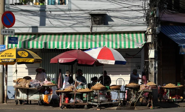 Vietnamees straat verkoper verkopen pinda — Stockfoto