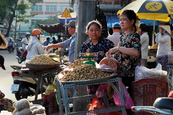 Vietnamesischer Straßenhändler verkauft Erdnüsse — Stockfoto