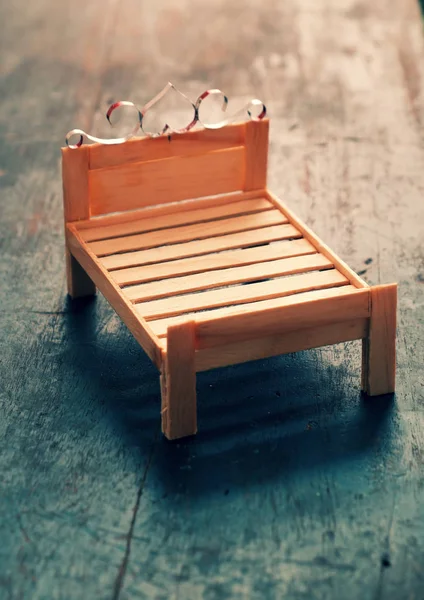 Mini-Möbel, niedliches kleines Bett — Stockfoto