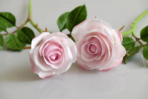 Глиняное искусство, розовые розы — стоковое фото