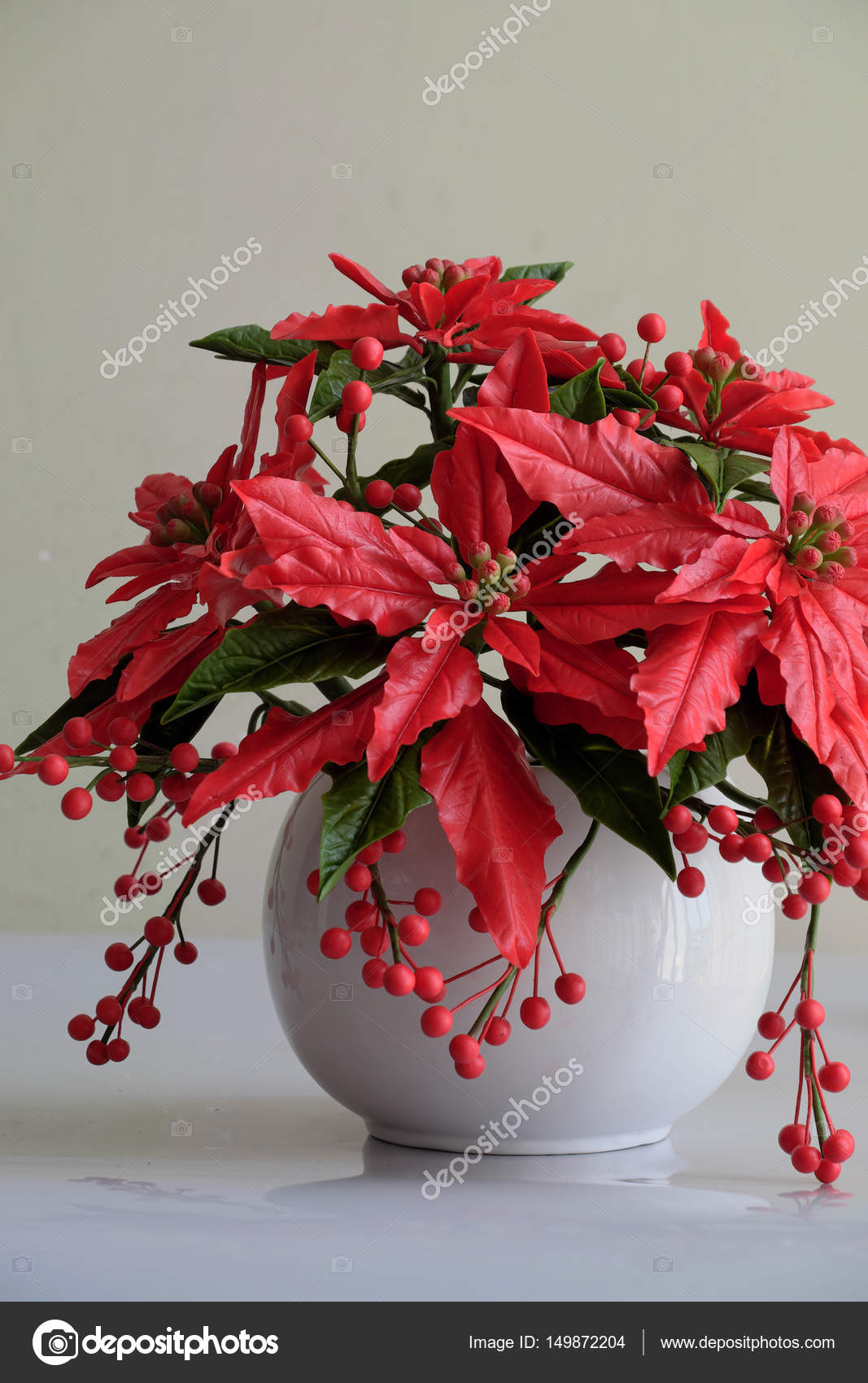 Ton Kunst Roten Weihnachtsstern Topf Stockfoto