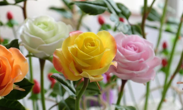 Fazendo flor de argila, flores de rosas coloridas — Fotografia de Stock