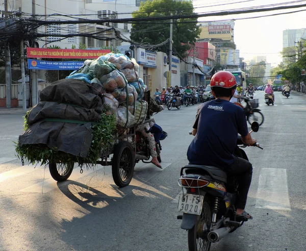 骑摩托车的重载的运输 — 图库照片