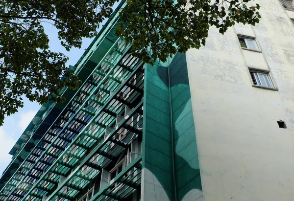 Außenfassade des Hochhauses in Grün — Stockfoto