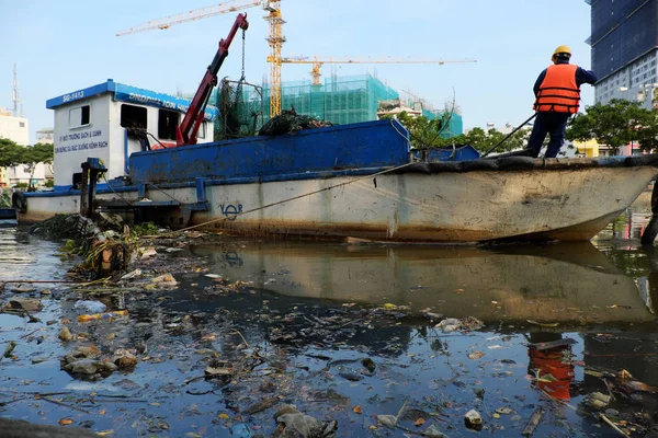 Sanitaire voorzieningen werknemer oppakken prullenbak — Stockfoto