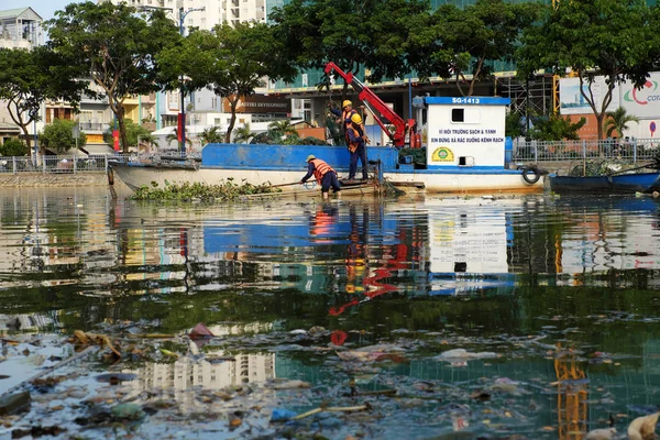 Санитарный работник собирает мусор — стоковое фото